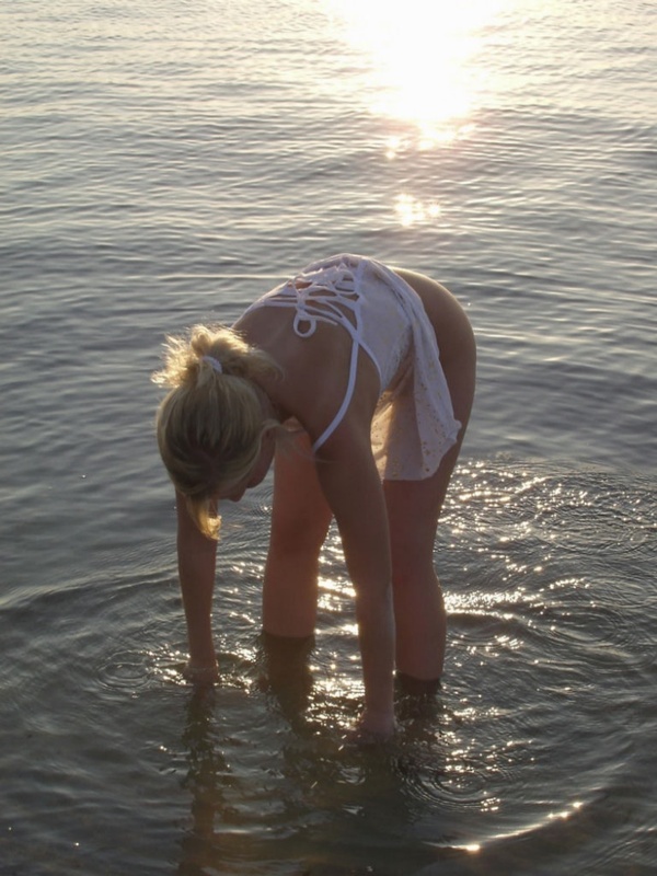 Голая веселая девушка ласкает себя на пляже 2 фото Голая веселая девушка ласкает себя на пляже 2 фото