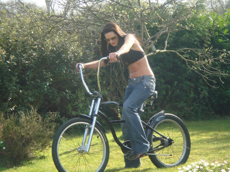 Большегрудая мамуля мастурбирует после прогулки 9 фото Большегрудая мамуля мастурбирует после прогулки 9 фото