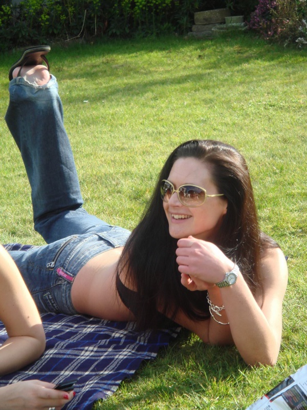 Большегрудая мамуля мастурбирует после прогулки 11 фото Большегрудая мамуля мастурбирует после прогулки 11 фото