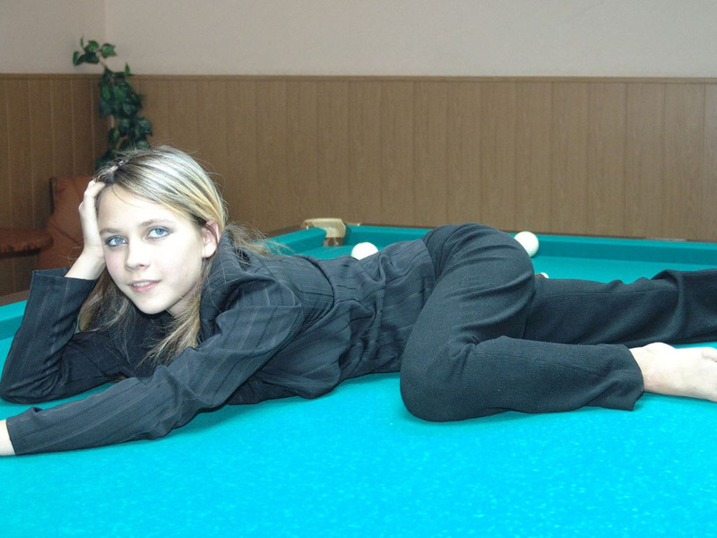 Худощавая шалава разделась на бильярдном столе 4 фото Худощавая шалава разделась на бильярдном столе 4 фото
