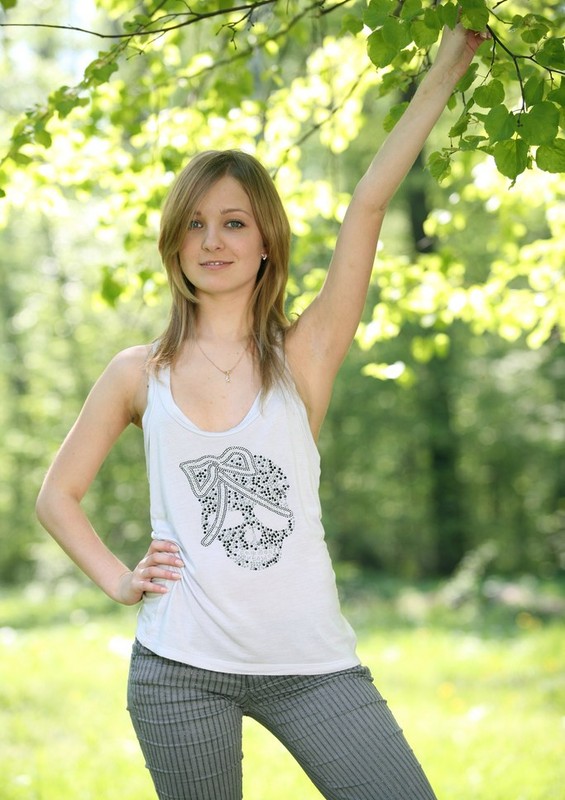 Зеленоглазая телка 18ти лет показала попу и киску на поляне 2 фото Зеленоглазая телка 18ти лет показала попу и киску на поляне 2 фото