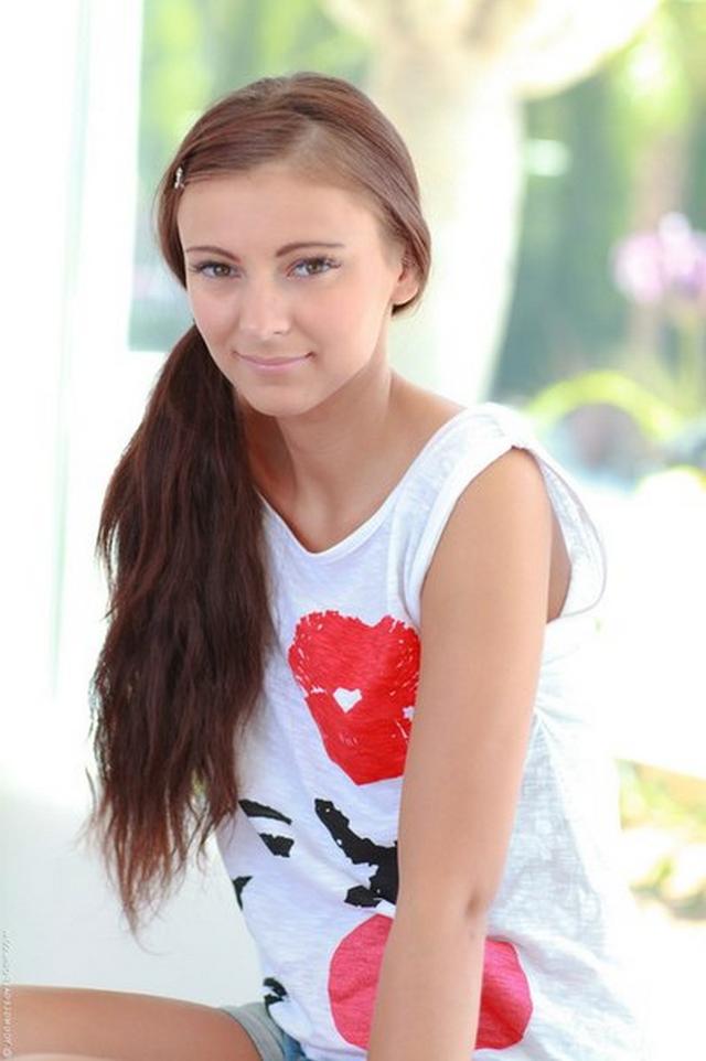 Брюнетка раздевается и мастурбирует секс-игрушками из коллекции 5 фото Брюнетка раздевается и мастурбирует секс-игрушками из коллекции 5 фото