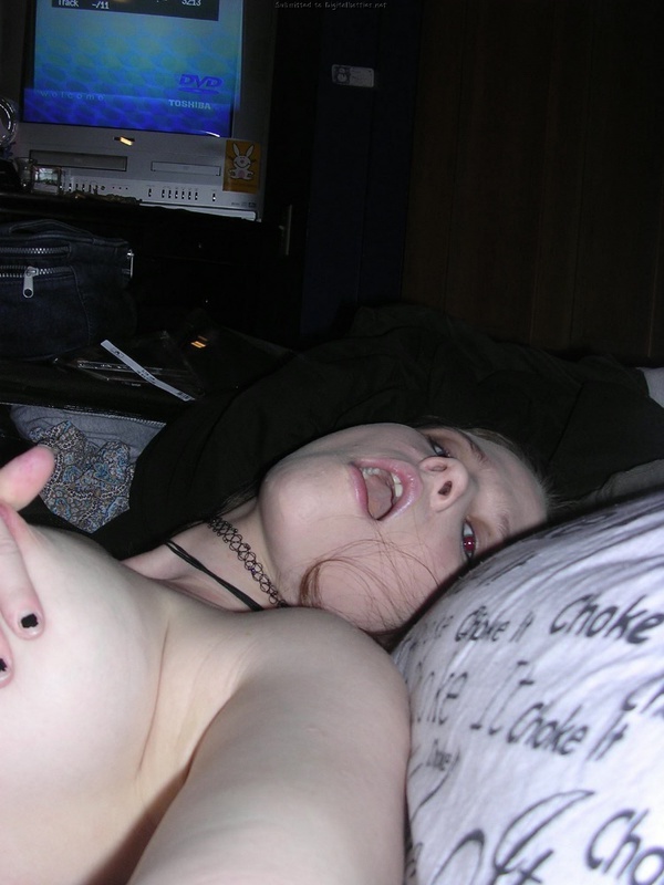 Титястая готесса делает селфи, лежа голышом на постели 22 фото Титястая готесса делает селфи, лежа голышом на постели 22 фото