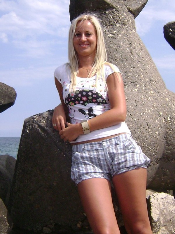 30летняя блондинка оголила загорелые сиськи на шезлонге 1 фото 30летняя блондинка оголила загорелые сиськи на шезлонге 1 фото