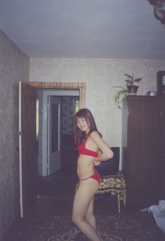 Молодая девица позирует голой в чулках на диване 6 фото Молодая девица позирует голой в чулках на диване 6 фото