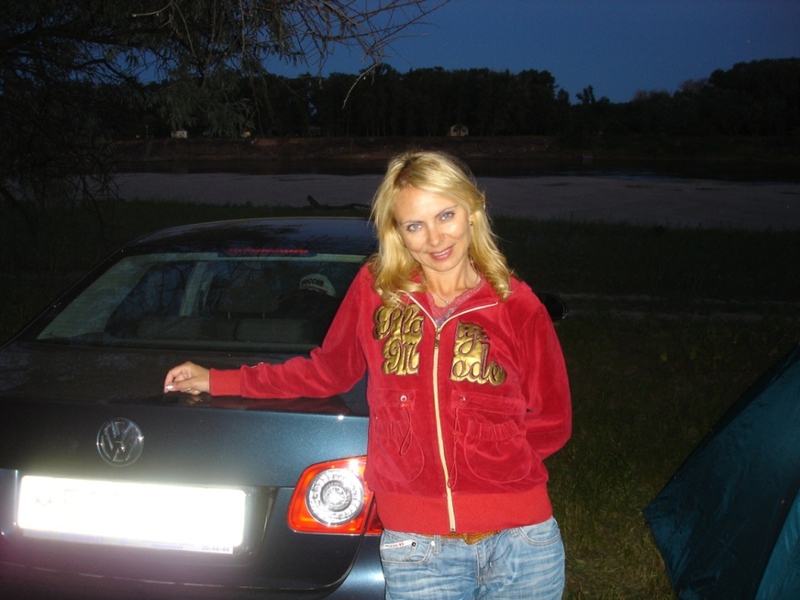 Кокетливая блондинка показывает себя голышом и в одежде 6 фото Кокетливая блондинка показывает себя голышом и в одежде 6 фото