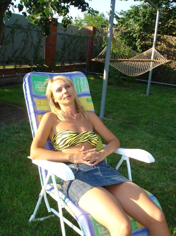 Кокетливая блондинка показывает себя голышом и в одежде 11 фото Кокетливая блондинка показывает себя голышом и в одежде 11 фото