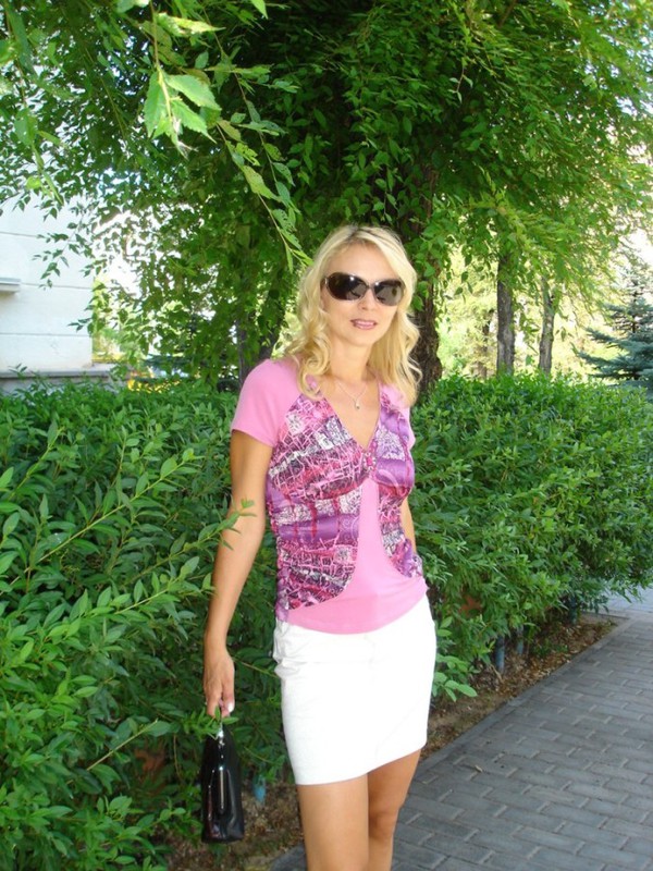 Кокетливая блондинка показывает себя голышом и в одежде 13 фото Кокетливая блондинка показывает себя голышом и в одежде 13 фото