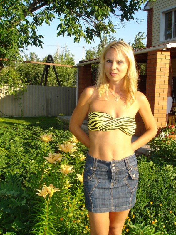 Кокетливая блондинка показывает себя голышом и в одежде 10 фото Кокетливая блондинка показывает себя голышом и в одежде 10 фото