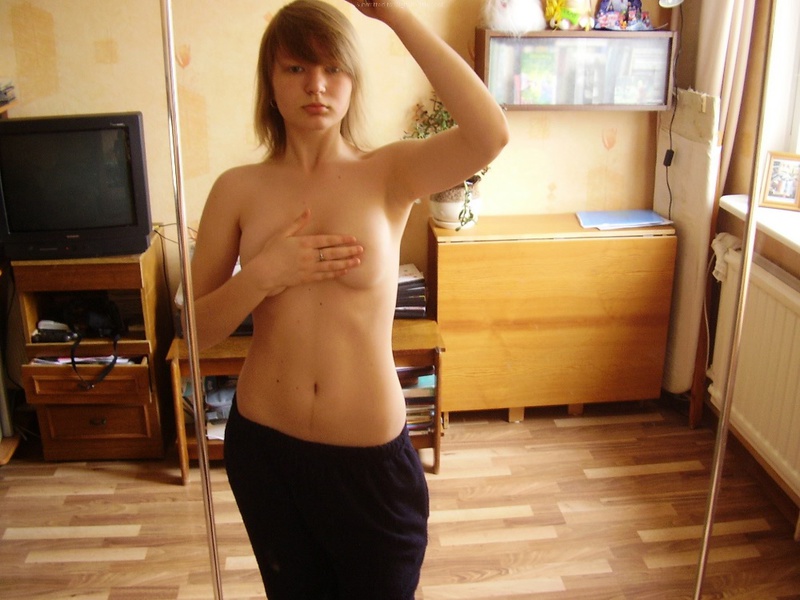 Сучка охотно показывает свои сиськи дома 11 фото Сучка охотно показывает свои сиськи дома 11 фото