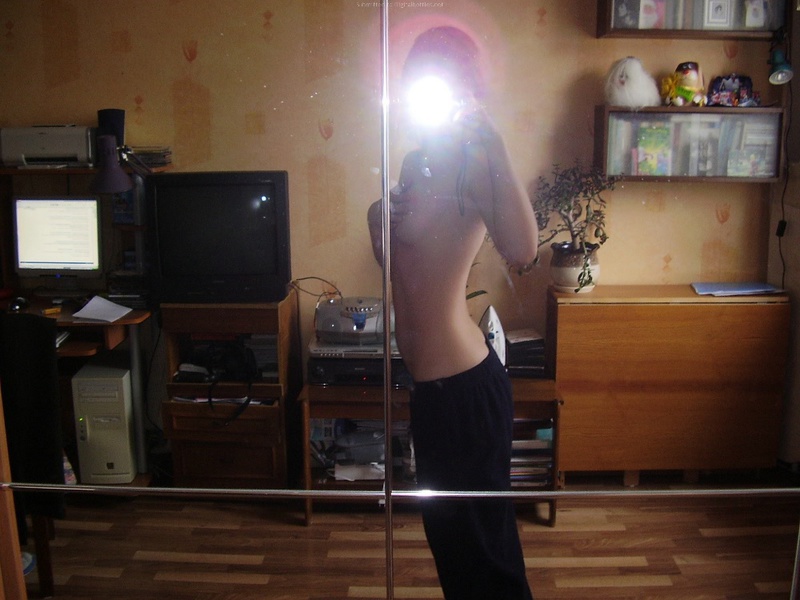 Сучка охотно показывает свои сиськи дома 7 фото Сучка охотно показывает свои сиськи дома 7 фото