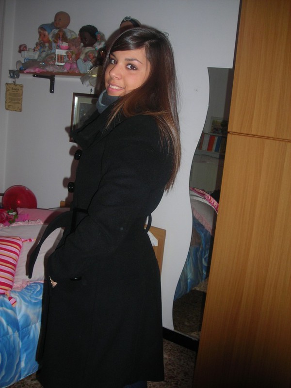 Милая брюнетка разденется и покажет киску 1 фото Милая брюнетка разденется и покажет киску 1 фото