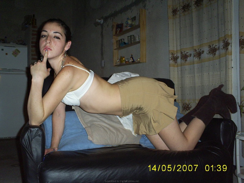 Худенькая брюнетка раздевается и трахается с парнем на камеру 7 фото Худенькая брюнетка раздевается и трахается с парнем на камеру 7 фото