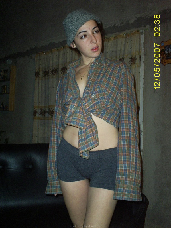 Худенькая брюнетка раздевается и трахается с парнем на камеру 30 фото Худенькая брюнетка раздевается и трахается с парнем на камеру 30 фото