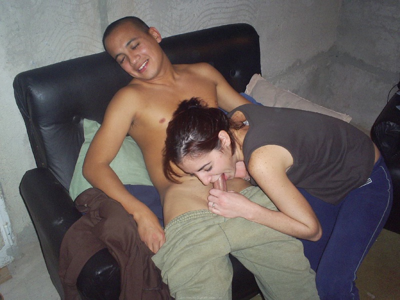 Худенькая брюнетка раздевается и трахается с парнем на камеру 28 фото Худенькая брюнетка раздевается и трахается с парнем на камеру 28 фото