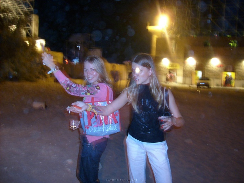 Пошлая туристка загорает на пляже топлес 4 фото Пошлая туристка загорает на пляже топлес 4 фото