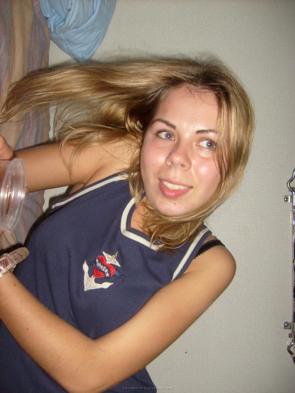 Пошлая туристка загорает на пляже топлес 2 фото Пошлая туристка загорает на пляже топлес 2 фото