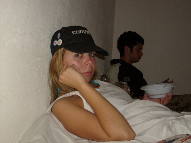 Пошлая туристка загорает на пляже топлес 9 фото Пошлая туристка загорает на пляже топлес 9 фото