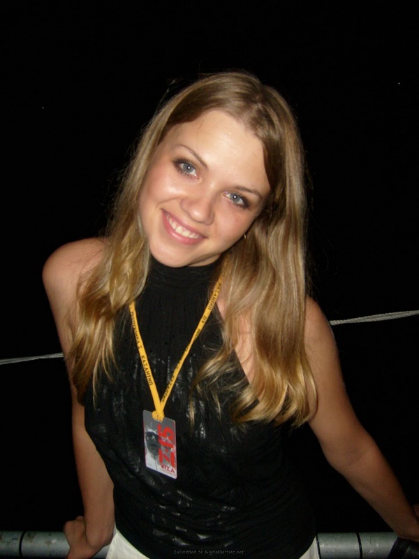 Пошлая туристка загорает на пляже топлес 6 фото Пошлая туристка загорает на пляже топлес 6 фото