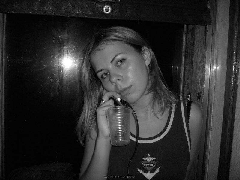 Пошлая туристка загорает на пляже топлес 1 фото Пошлая туристка загорает на пляже топлес 1 фото