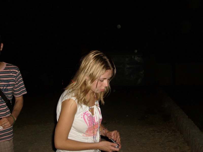 Пошлая туристка загорает на пляже топлес 3 фото Пошлая туристка загорает на пляже топлес 3 фото