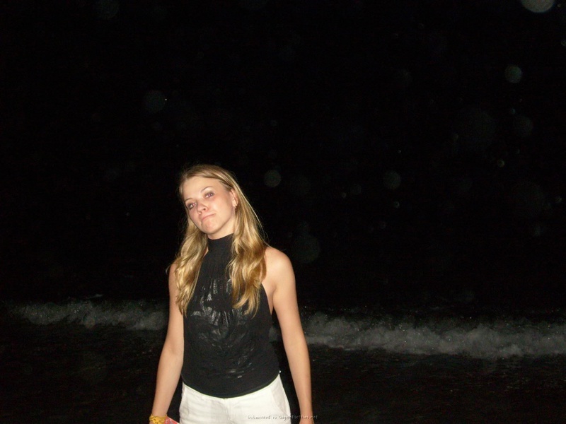 Пошлая туристка загорает на пляже топлес 7 фото Пошлая туристка загорает на пляже топлес 7 фото