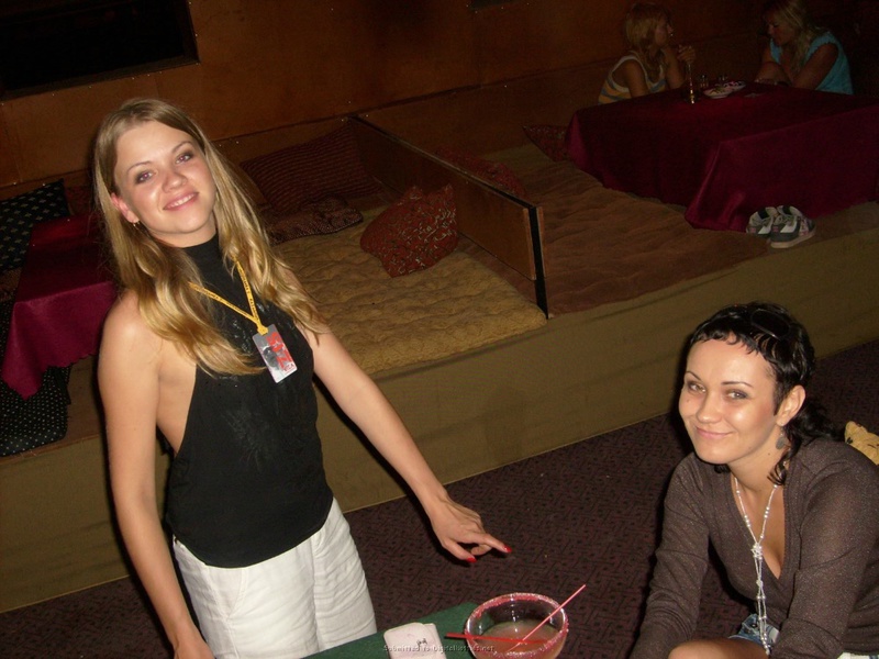 Пошлая туристка загорает на пляже топлес 5 фото Пошлая туристка загорает на пляже топлес 5 фото