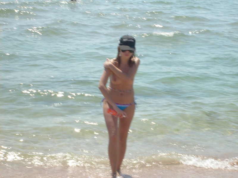 Пошлая туристка загорает на пляже топлес 13 фото Пошлая туристка загорает на пляже топлес 13 фото