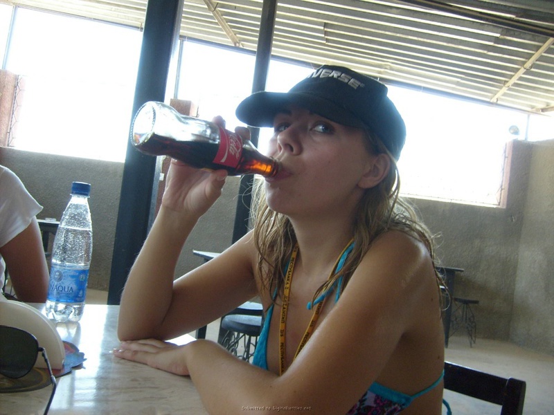 Пошлая туристка загорает на пляже топлес 16 фото Пошлая туристка загорает на пляже топлес 16 фото