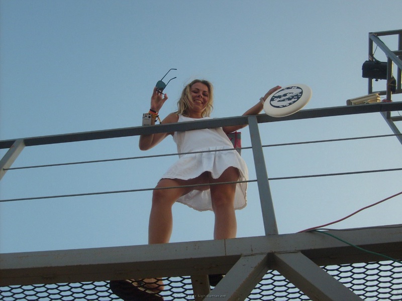 Пошлая туристка загорает на пляже топлес 24 фото Пошлая туристка загорает на пляже топлес 24 фото