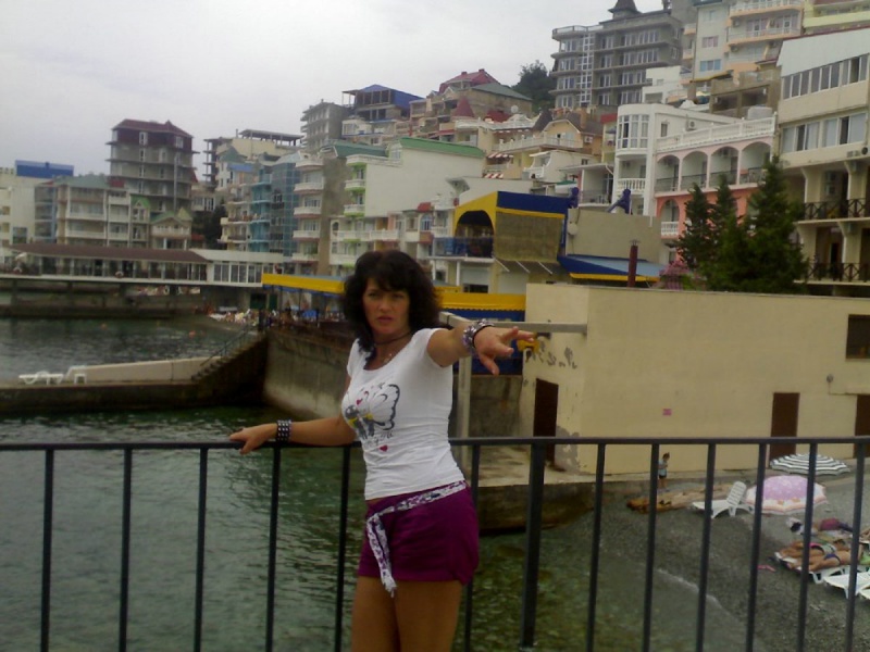 Зрелая брюнетка осталась голенькой на природе 1 фото Зрелая брюнетка осталась голенькой на природе 1 фото