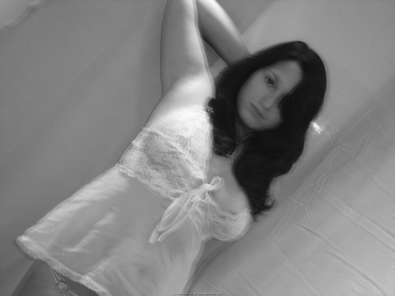 Сочная брюнетка примеряет эротическое белье разных цветов у штор 15 фото Сочная брюнетка примеряет эротическое белье разных цветов у штор 15 фото