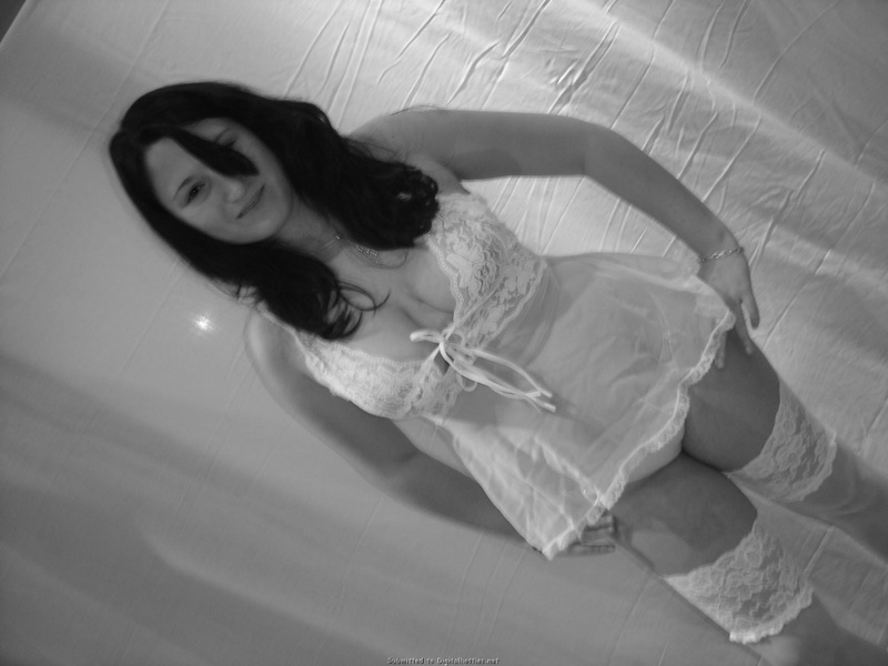 Сочная брюнетка примеряет эротическое белье разных цветов у штор 8 фото Сочная брюнетка примеряет эротическое белье разных цветов у штор 8 фото