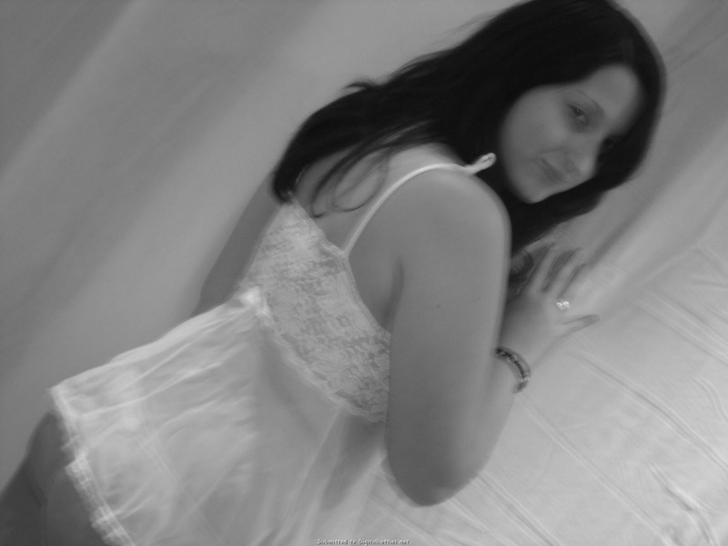 Сочная брюнетка примеряет эротическое белье разных цветов у штор 14 фото Сочная брюнетка примеряет эротическое белье разных цветов у штор 14 фото