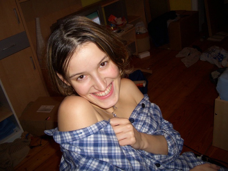 Улыбчивая тупая брюнетка хочет безумия 10 фото Улыбчивая тупая брюнетка хочет безумия 10 фото