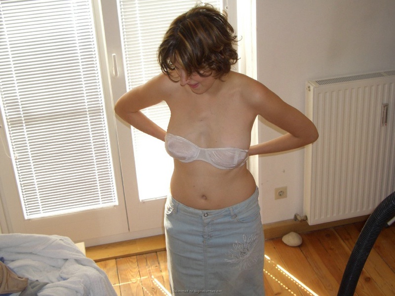 Улыбчивая тупая брюнетка хочет безумия 8 фото Улыбчивая тупая брюнетка хочет безумия 8 фото