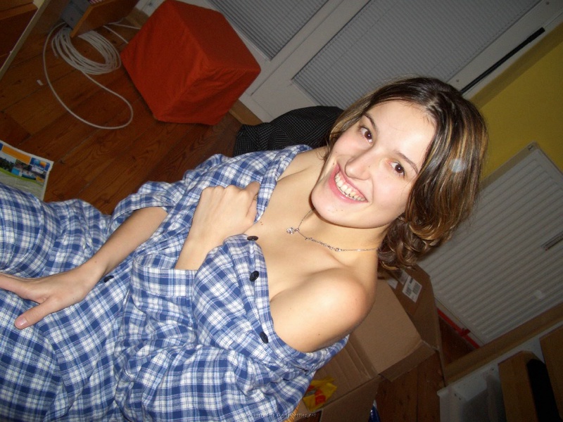 Улыбчивая тупая брюнетка хочет безумия 21 фото Улыбчивая тупая брюнетка хочет безумия 21 фото