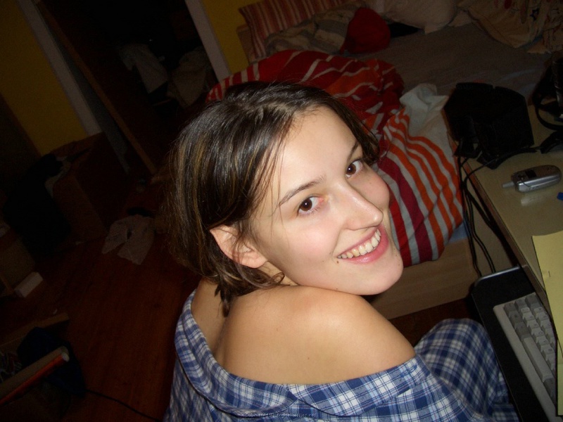 Улыбчивая тупая брюнетка хочет безумия 15 фото Улыбчивая тупая брюнетка хочет безумия 15 фото