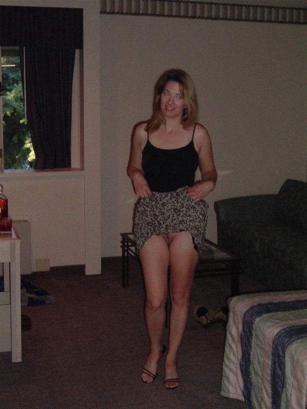 Голая мамка раздвинула ноги, сидя на скамейке 19 фото Голая мамка раздвинула ноги, сидя на скамейке 19 фото