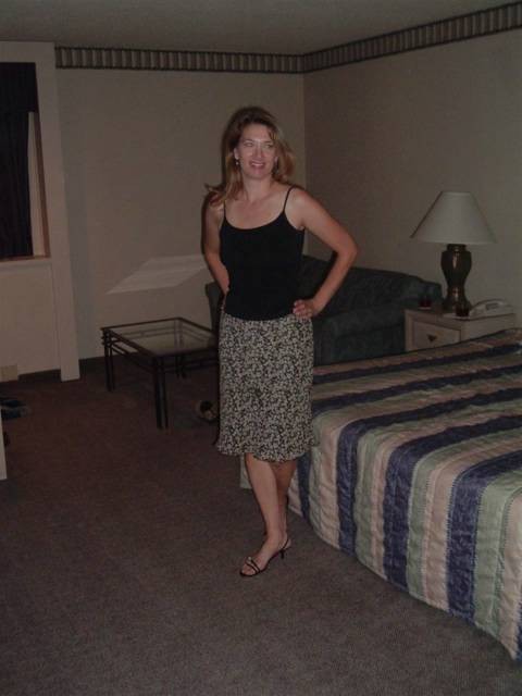 Голая мамка раздвинула ноги, сидя на скамейке 18 фото Голая мамка раздвинула ноги, сидя на скамейке 18 фото