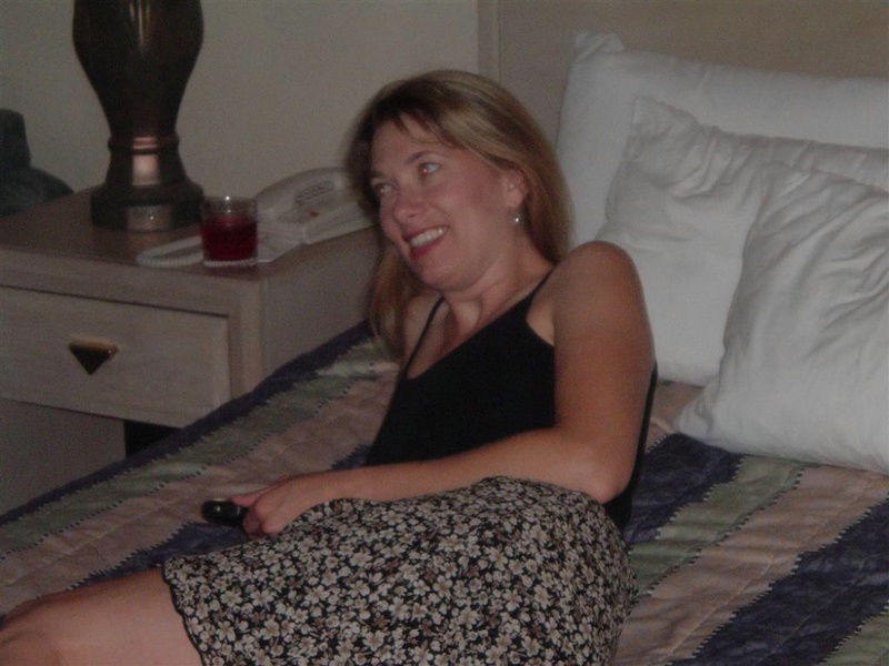 Голая мамка раздвинула ноги, сидя на скамейке 17 фото Голая мамка раздвинула ноги, сидя на скамейке 17 фото