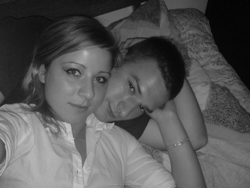 Молодая пара лежат и целуются в кровати 2 фото Молодая пара лежат и целуются в кровати 2 фото