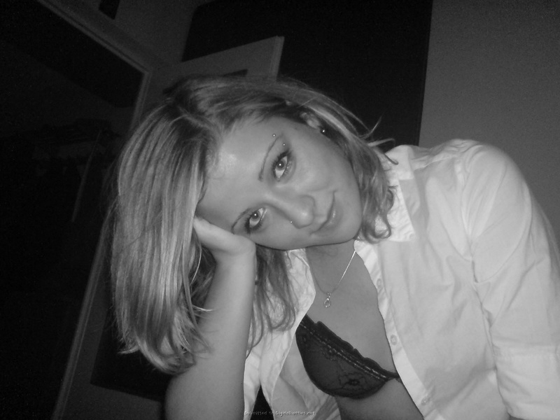 Молодая пара лежат и целуются в кровати 4 фото Молодая пара лежат и целуются в кровати 4 фото