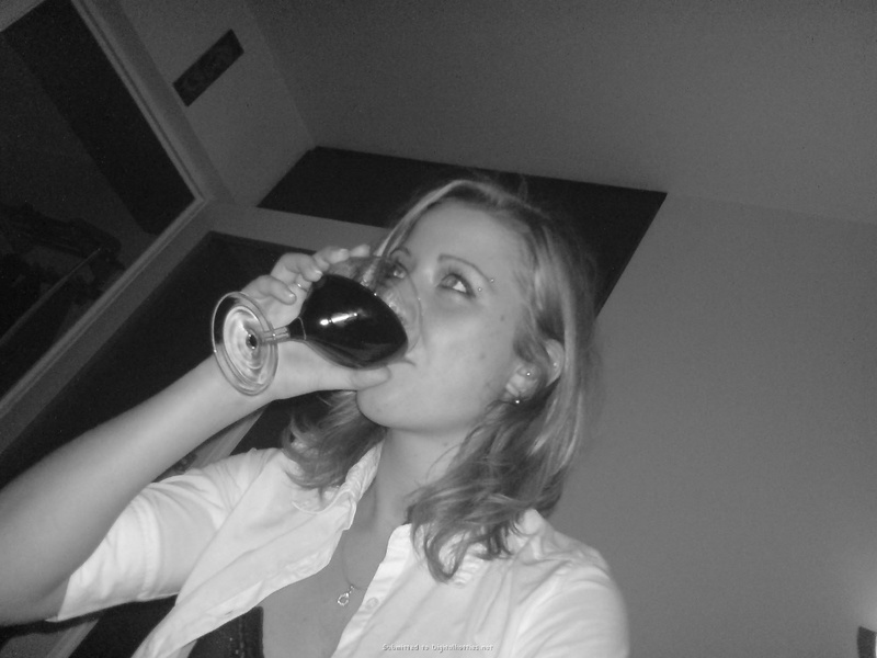 Молодая пара лежат и целуются в кровати 3 фото Молодая пара лежат и целуются в кровати 3 фото