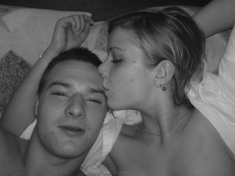 Молодая пара лежат и целуются в кровати 15 фото Молодая пара лежат и целуются в кровати 15 фото