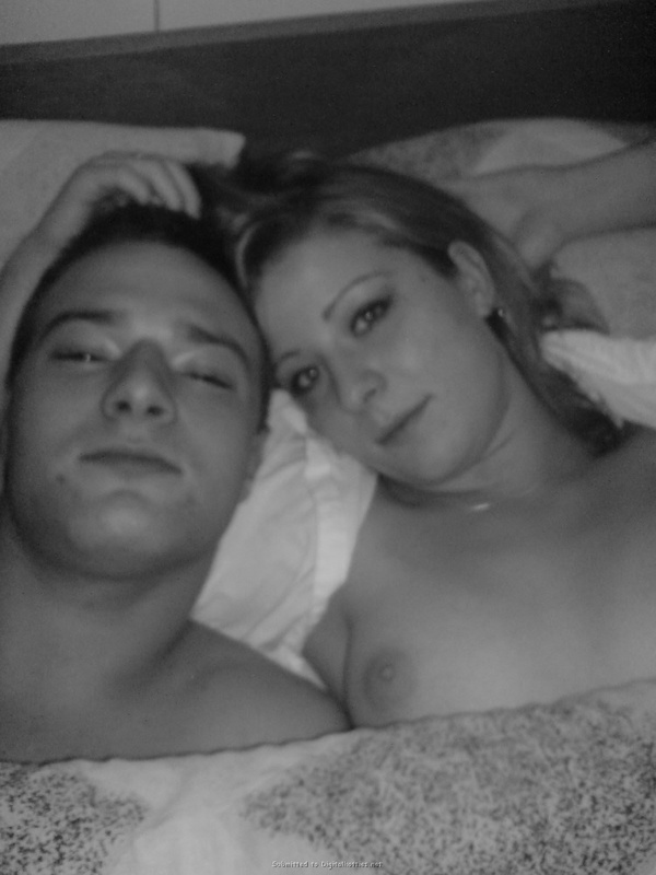 Молодая пара лежат и целуются в кровати 10 фото Молодая пара лежат и целуются в кровати 10 фото