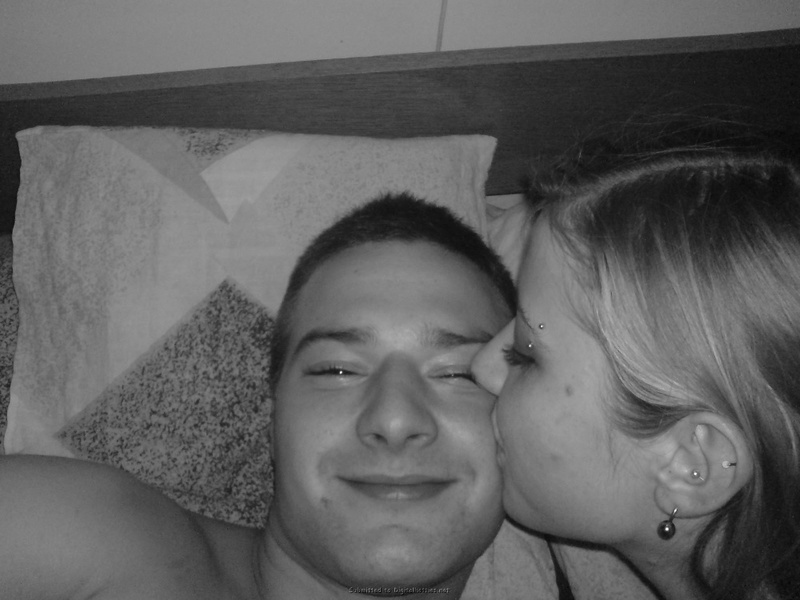 Молодая пара лежат и целуются в кровати 16 фото Молодая пара лежат и целуются в кровати 16 фото