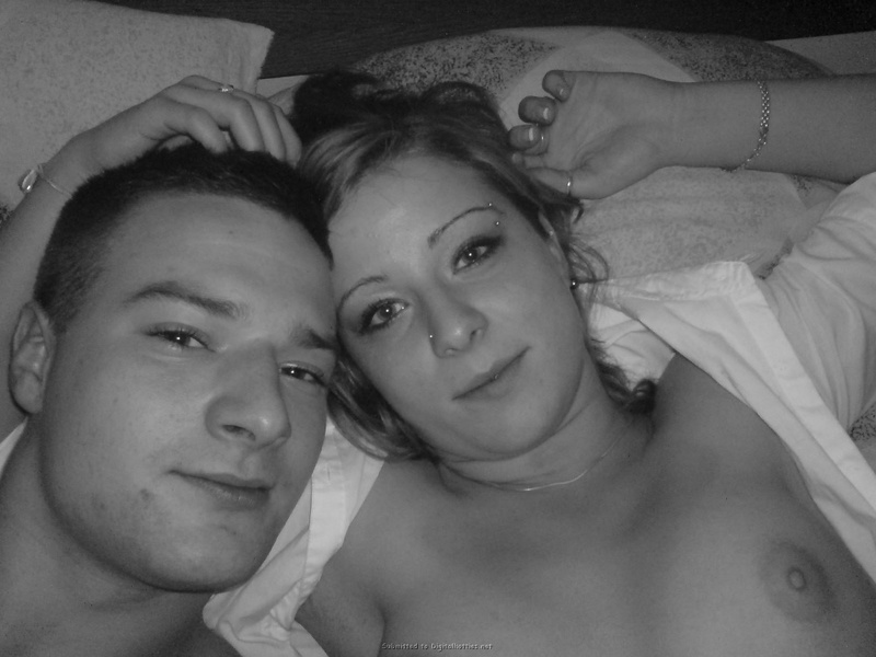 Молодая пара лежат и целуются в кровати 12 фото Молодая пара лежат и целуются в кровати 12 фото