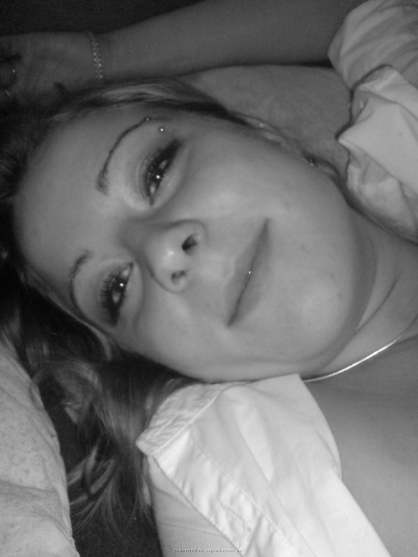 Молодая пара лежат и целуются в кровати 21 фото Молодая пара лежат и целуются в кровати 21 фото