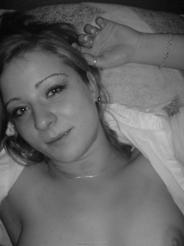 Молодая пара лежат и целуются в кровати 14 фото Молодая пара лежат и целуются в кровати 14 фото